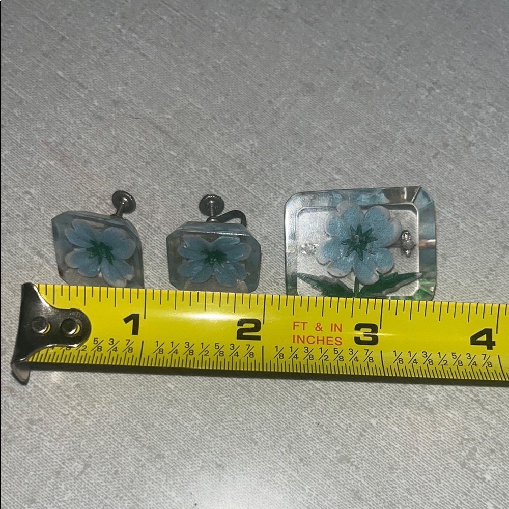Vintage Blue Floral Lucite Screw Back Earrings and Brooch Set - Picture 4 of 5